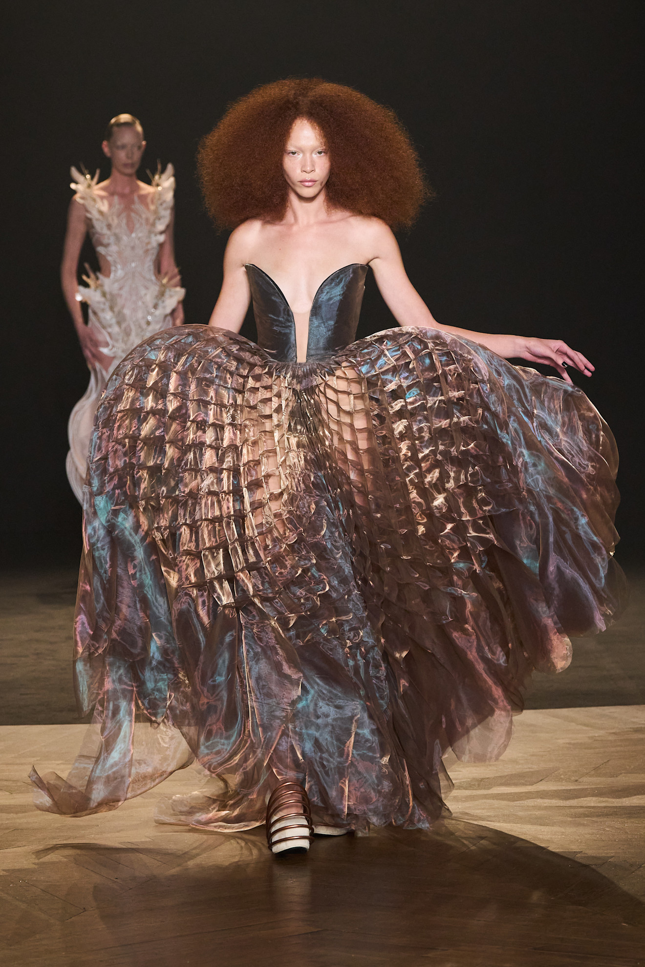 مجموعة Iris Van Herpen للأزياء الراقية لخريف وشتاء 2026-2025 